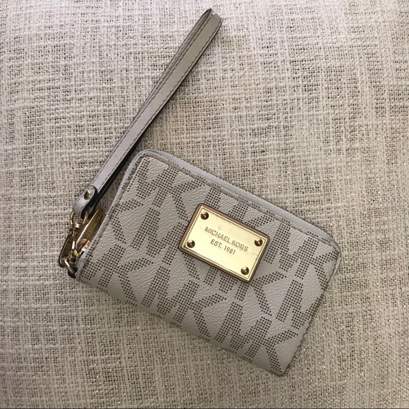Michael Kors Smartphone Wristlet - Picture 1 of 8